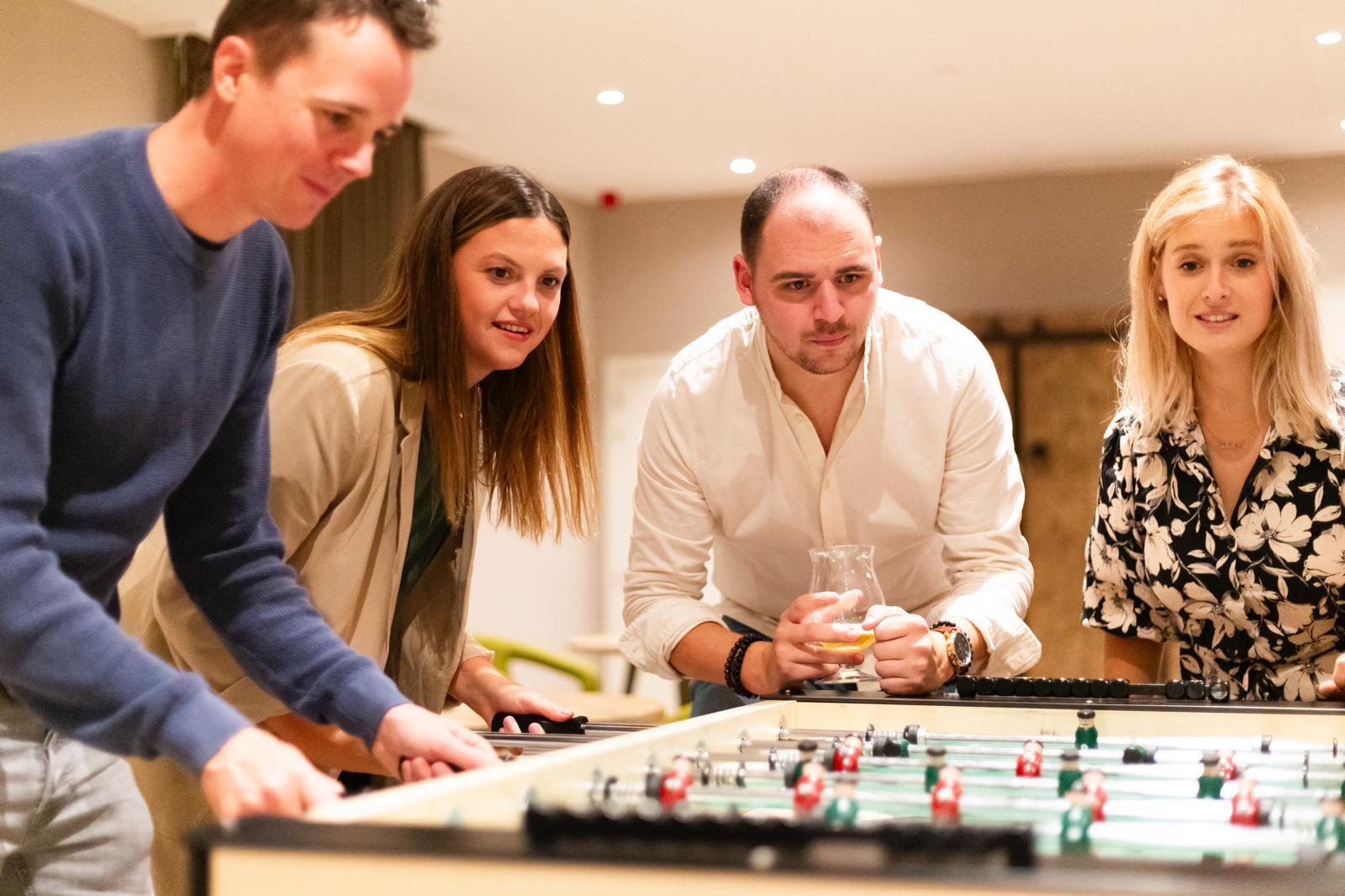 Vrienden spelen samen kicker